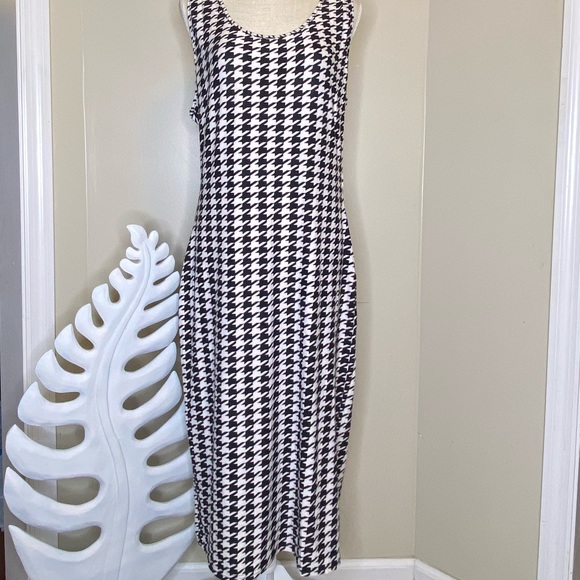 Dresses & Skirts - Houndstooth Racer Back Maxi Dress Size 2XL